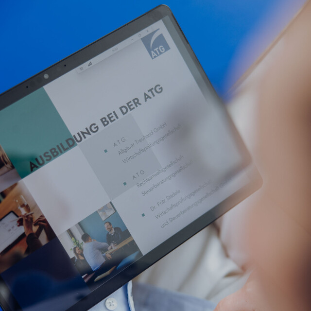 Detailaufnahme von Tablet mit Vortrag über die Ausbildung bei der ATG