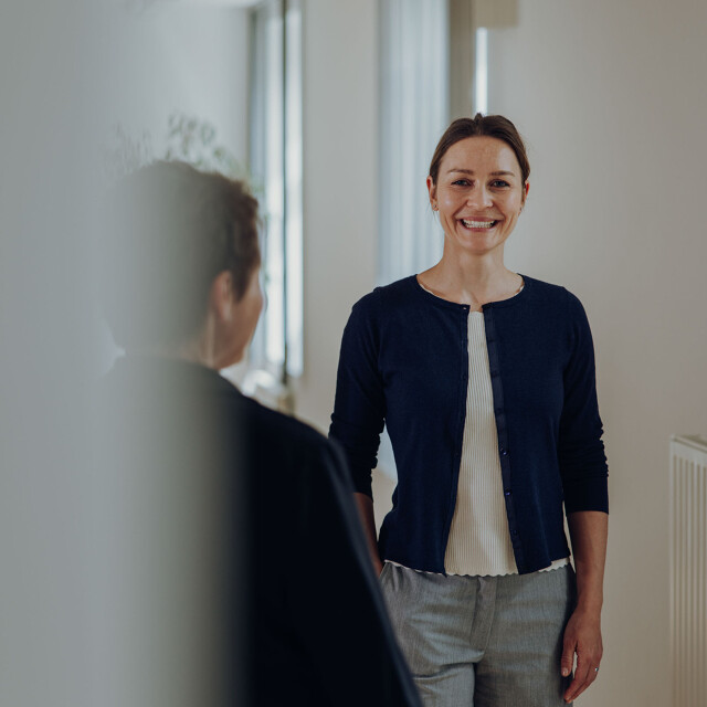 Deine Karriere Eine Mitarbeiterin der Atg lächtelt in die Kamera