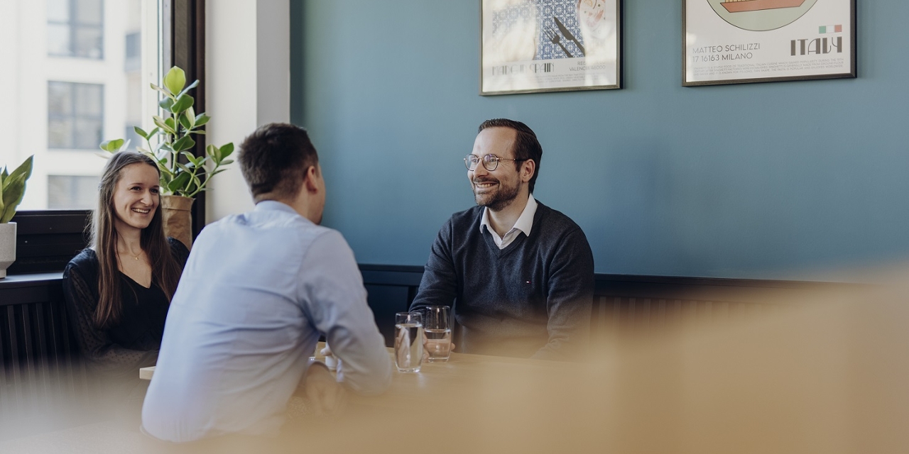 Kollegen verbringen gemeinsam die Mittagspause in der Küche