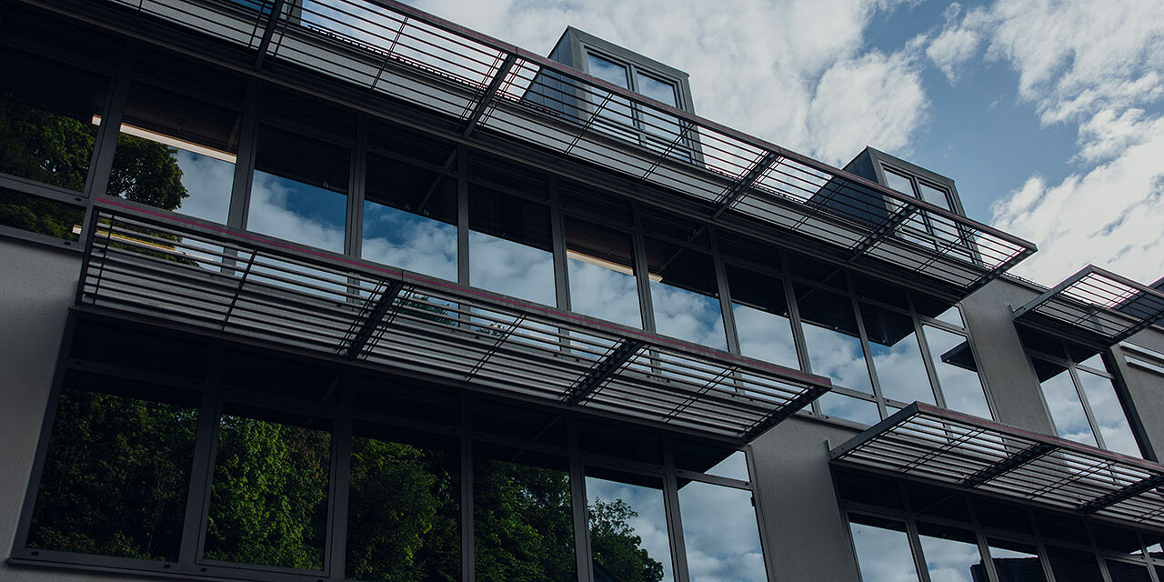 Gebäude mit Glasfassade