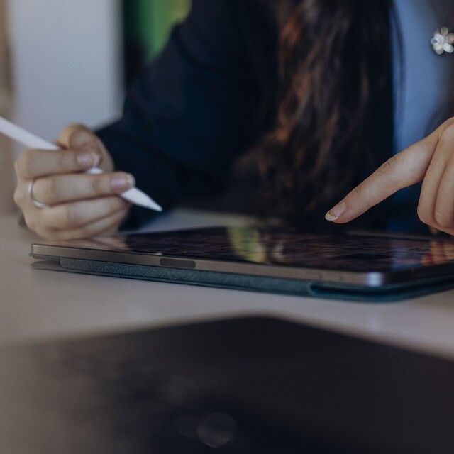 Zwei Frauen tippen auf ein Tablet